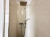 Geräumige Dusche - 