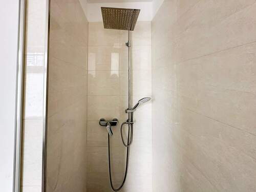Geräumige Dusche - 