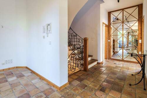 Großzügiger Flur im EG im gartenseitigen Haus - 8 Zimmer Einfamilienhaus in Wehrheim