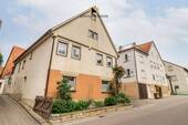 Hausansicht- Charmanter Altbau mit Geschichte – das Herzstück des Grundstücks - 6 Zimmer Mehrfamilienhaus, Wohnhaus zum Kaufen in Hessigheim