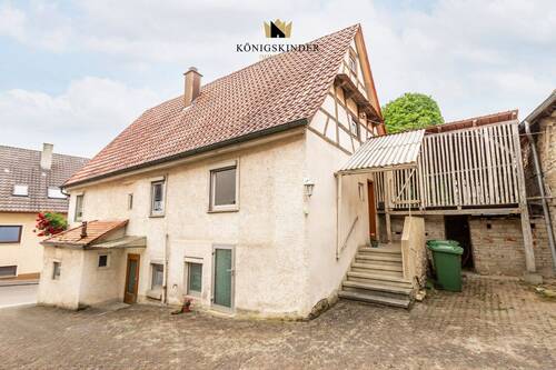 Innenhof Eingang (1.OG ) - mit Stellplatz Möglichkeit - 6 Zimmer Mehrfamilienhaus, Wohnhaus in Hessigheim