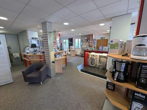 PXL_20250722_093506789.jpg - Laden in Toplage von Remshalden-Grunbach mit großen Schaufenstern und Parkplätzen