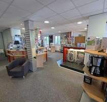 Laden in Toplage von Remshalden-Grunbach mit großen Schaufenstern und Parkplätzen