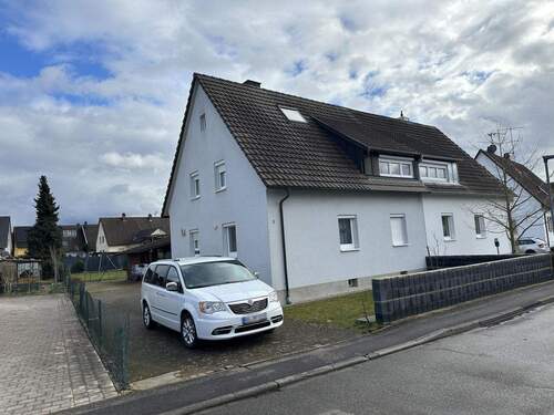 Frontbild und Zufahrt zum Innenhof - Provisionsfrei für Ersteher - Heitersheim, Doppelhaushälfte mit Nebengebäude und 580m² Grundstück