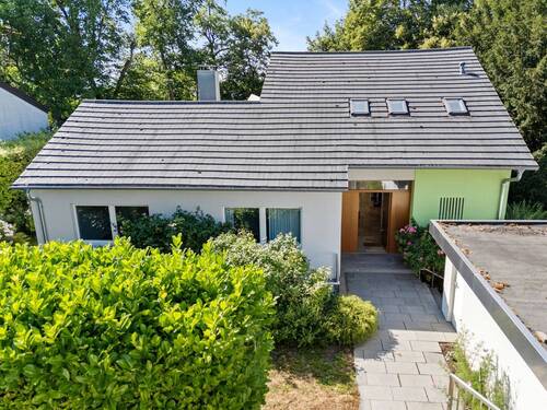 Außenbild - Viel Raum für Familie & Generationen: Einfamilienhaus mit Einliegerwohnung und Doppelgarage