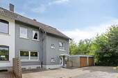 6 Strassenansicht - Altbaucharme im Grünen: Großzügiges Haus am Waldrand mit Doppelgarage