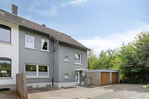 6 Strassenansicht - Altbaucharme im Grünen: Großzügiges Haus am Waldrand mit Doppelgarage