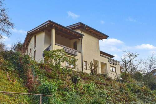 Hausansicht Straßenseite - Lichtdurchflutetes Architektenhaus mit 6,5 Zi., 2 Balkone, 2 Terrassen, Sauna, 3 Garagen, ELW, Solar