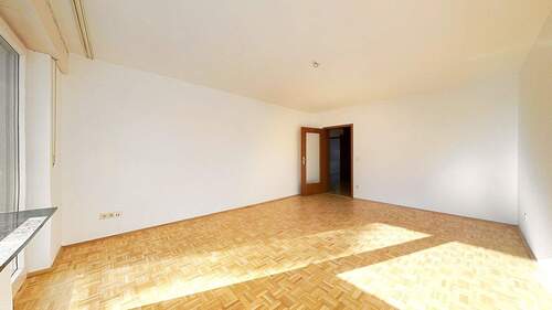 Wohnzimmer 1 - Gepflegte 3-Zimmer-Eigentumswohnung mit Balkon & Tiefgaragenstellplatz in ruhiger Lage