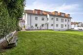 Hofansicht 22 - Komfortable Erdgeschosswohnung mit Terrasse und Stellplatz in der Tiefgarage.