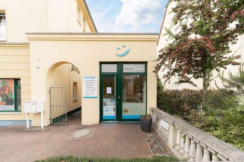 Eingang - Sehr ansprechende, kleine Bürofläche mit Parkplatz.