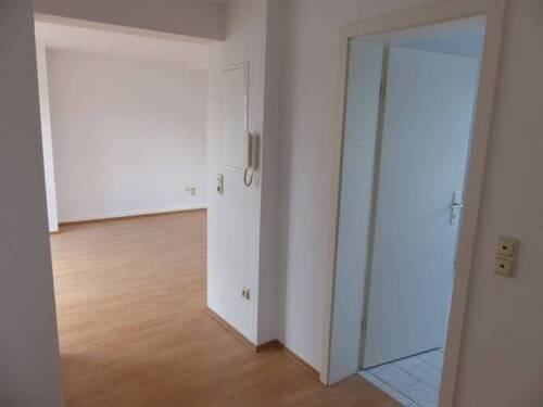 Flur, Wohnzimmer, Bad - 