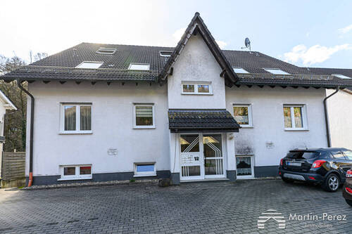 Gebäudeansicht - Gepflegte Drei-Zimmer-Wohnung - Terrasse - Garten - Stellplatz - Keller -