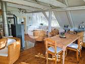 Offenes Wohnzimmer Dachgeschoss mit Ofen - 