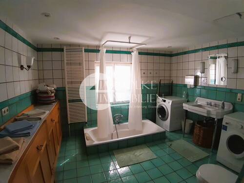 Bad mit Wanne im Wohnstall - 