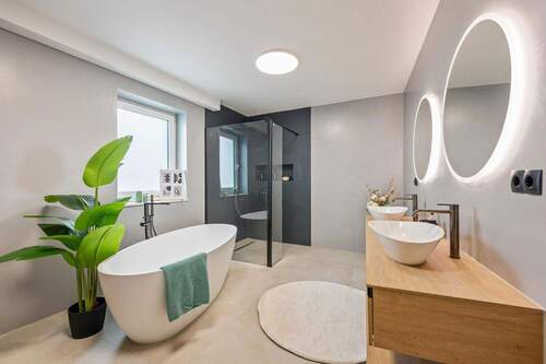 Großes Bad m. Fussbodenheizung - 