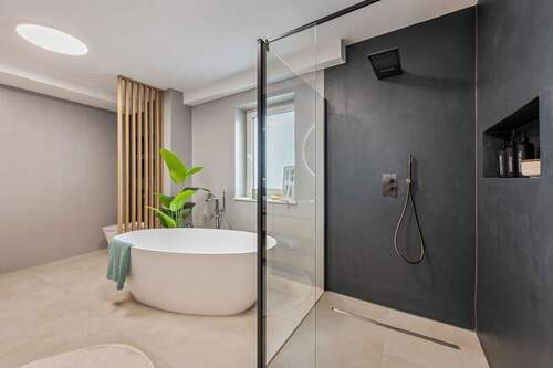 Freist. Badewanne & Dusche - 