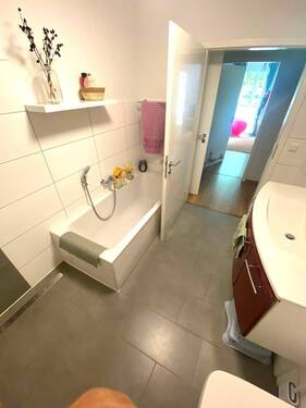 Bad mit Badewanne und Dusche.jpg - 