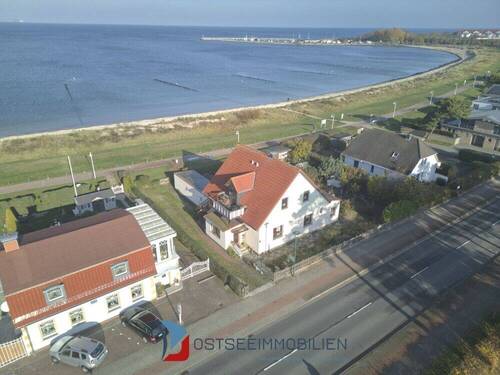 Luftbild vorne links - Direkter Ostseeblick - unverbaubar, EFH mit 2 FE-Wohnungen, Teilkeller, PkW-Stellplätze
