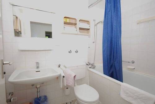 Badezimmer mit Wanne - 