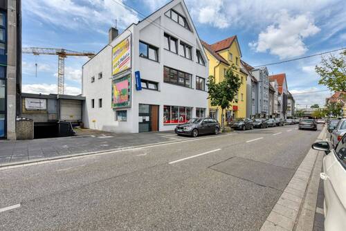 Haus & Straße v. N-O - +++ Ein, zwei oder drei Büroräume in einer Bürogemeinschaft auf der Haupt-Einkaufsstraße - 1.OG - 3m Raumhöhe - TG mö...