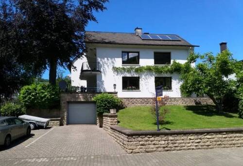 Straßenansicht - Charmantes Mehrfamilienhaus mit Moselblick und großzügigem Anbau aus 1997