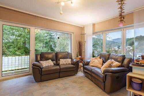 Behaglicher Wohnbereich mit Balkon-, Terrassen- und Gartenzugang - 