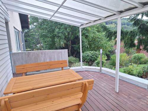 Geschützter Sitzbereich im Grünen - 