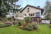 Blick vom Garten auf das Haus - Großes Familiendomizil mit Einliegerwohnung in zentraler Lage mit Fernblick, Garten, Garage und Hof