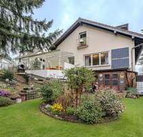 Großes Familiendomizil mit Einliegerwohnung in zentraler Lage mit Fernblick, Garten, Garage und Hof - Schmitten Oberreifenberg