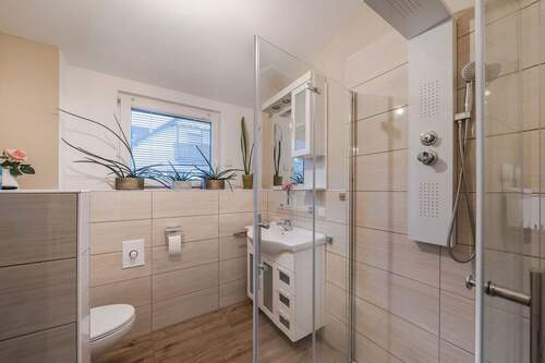 Modernes Duschbad im OG - 