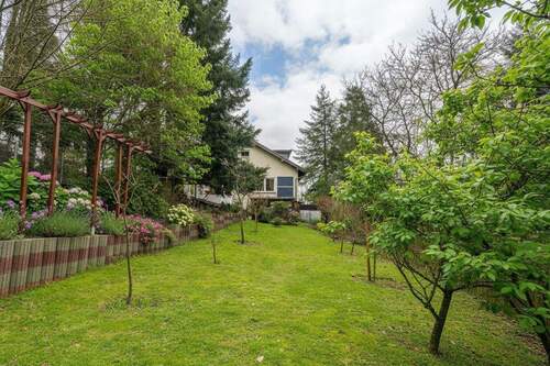 Gut nutzbarer Garten mit Baumbestand - 9 Zimmer Einfamilienhaus zum Kaufen in Schmitten