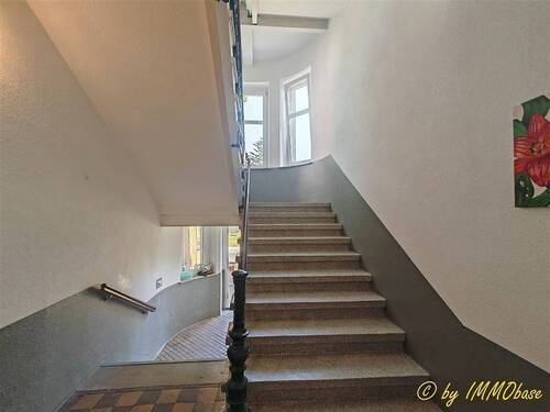 Treppenhaus im Erdgeschoss - 4 Zimmer Etagenwohnung in Frankenberg
