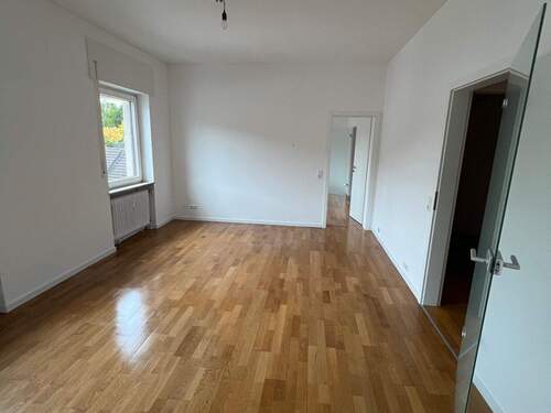 Wohnzimmer mit Blick zum Schlafzimmer.jpg - 2 Zimmer Etagenwohnung zur Miete in Baden-Baden