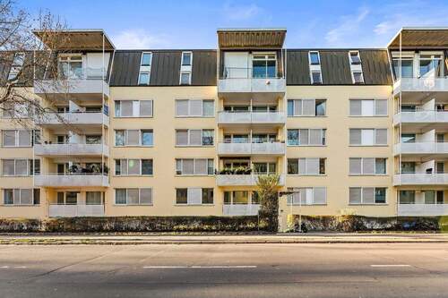 Gebäudeansicht vorne - 2 Zimmer Etagenwohnung zum Kaufen in Berlin