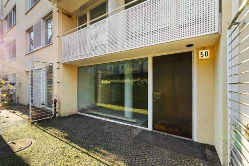 Gepflegter Hauseingang - 2 Zimmer Etagenwohnung in Berlin