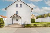 Hausansicht - Hübsche gemütliche Dachgeschosswohnung