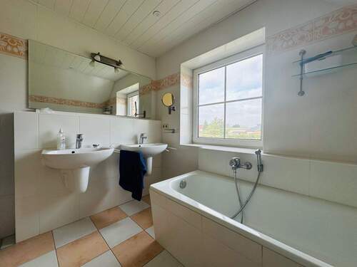 Bad mit Dusche und Badewanne - 