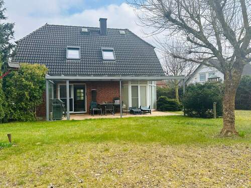 Rückansicht Haus - Helles und freundliches Einfamilienhaus in Sackgassenlage, umgeben von Wiesen und Wäldern!