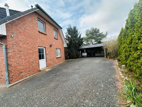 Seitenansicht mit Doppelcarport - 