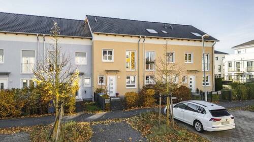 Hausansicht Vorderseite mit Stellplatz - 