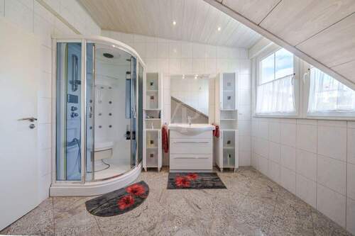 Modernes Duschbad im Dachstudio - 