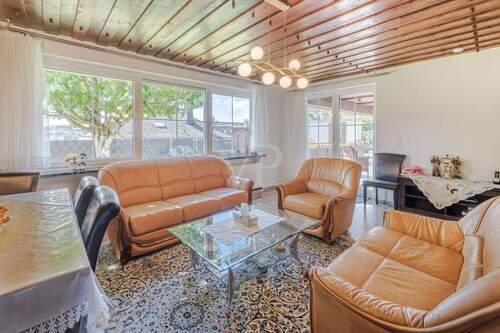 Wohnzimmer im Gartengeschoss mit Zugang zur Terrasse - 