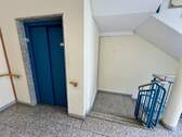 Treppenhaus mit Aufzug - 