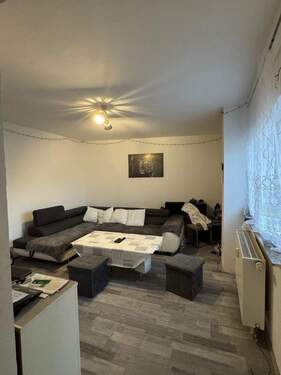 Wohnzimmer 1. OG rechts - Mehrfamilienhaus, Wohnhaus in Weilmünster zum Kaufen