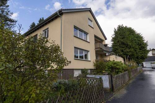 Gebäudeansicht Rechts - Alzenau-Hörstein: 309?m² Wohnfläche für Ihre Familie - 3 Einheiten, Garten & Platz für Generationen