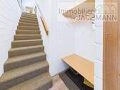 Eingangsbereich mit Treppe zum Wohnen - 2 Zimmer Etagenwohnung zum Kaufen in Sankt Englmar