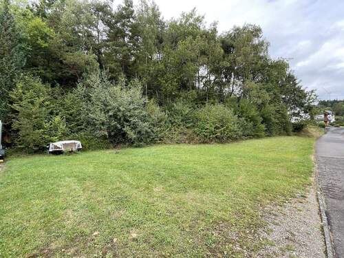 Straßenansicht 1 - Schönes Baugrundstück in Ortsrandlage