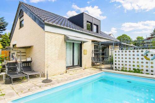 Krähenwinkel 5 Außansicht mit Pool - Gepflegtes Einfamilienhaus mit Garten und Pool in Bielefeld-Oldentrup - Erbbauzins pro Jahr 1.388 €