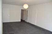 Wohnzimmer mit Blick zum Flur - Etagenwohnung mit 101,70 m² in Celle zum Kaufen